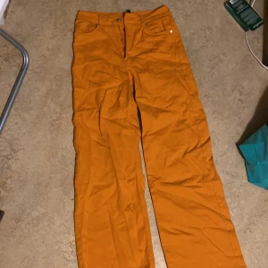 Oranga högmidjade jeans - Har haft dom en gång, trodde jag skulle hitta kläder som matchade färgen men gjorde ej de. Så dom har bara legat i en låda och skrynklats