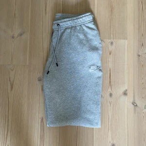 Nike mjukisbyxor - Mjukisbyxor från Nike i mycket bra skick!🦋 •Storlek S/M •Frakt Tillkommer •Nypris 500kr  • Har du några frågor är det bara att skicka ett meddelande, så svarar jag så fort jag kan.☺️ Ha en fin dag!💕♻️