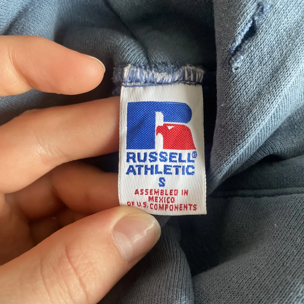 Blå Vintage Russel Sweatshirt i S men passar M. För referens är jag 185 cm och 75 kg.  Pris kan diskuteras om du köper andra produkter från min plick . Hoodies.