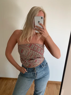 Scarf - Scarf/topp. Knyter den på olika sätt för att få olika toppar.