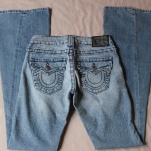 true religion jeans - köp direkt för 900 o slipp betala frakt! köpte dessa från ebay för ca 1k o de var tyvärr för små för mig (tänkte inte på att low rise behöver större storlek om ens höfter e mkt större än midjan). tänk på att de kostar 3k orginellt so this is a steal tbh