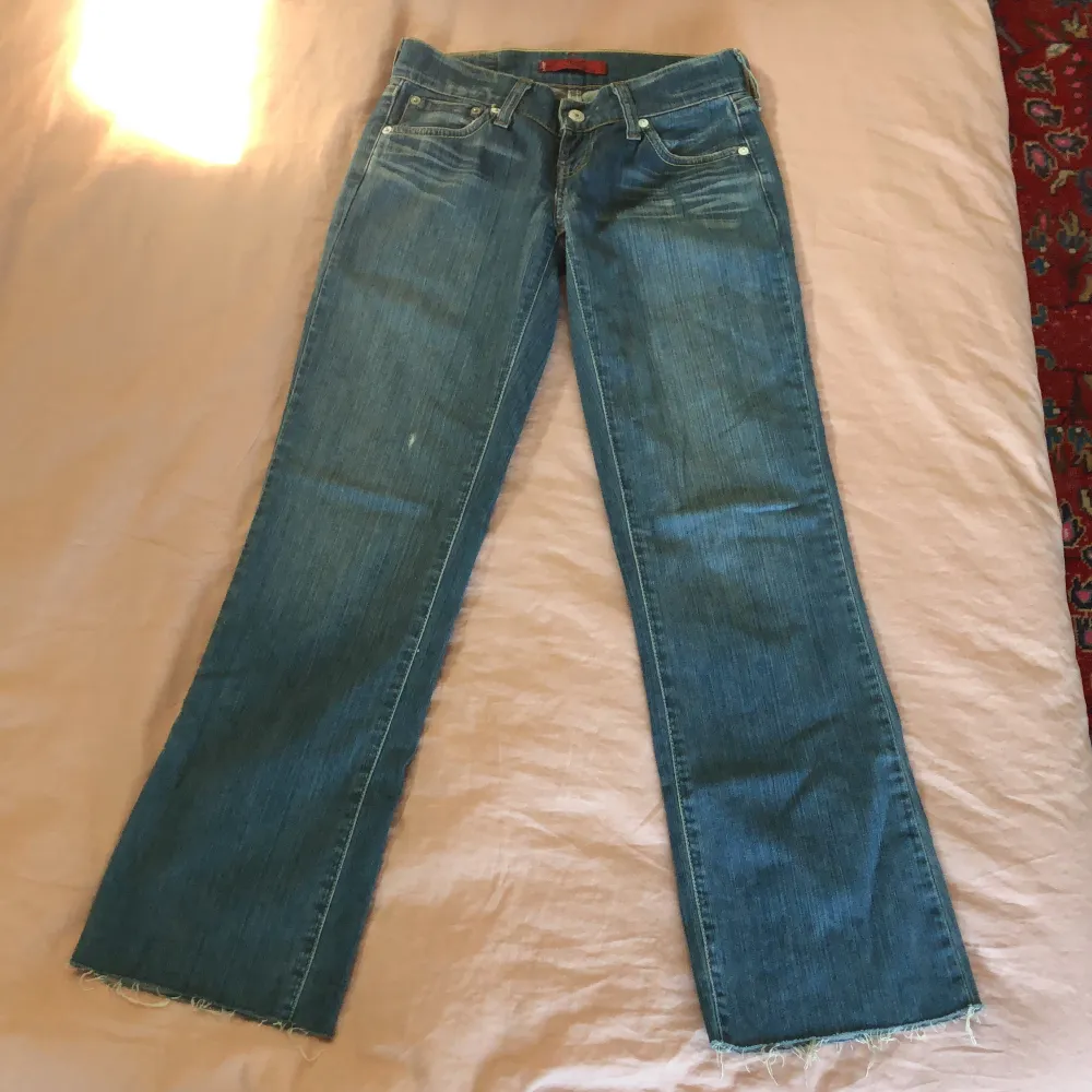 Storlek w27 L34, midja 73 cm, längd 93 cm och Innerben 74 cm 🫶🏼 Pris 120 kr +frakt  Har inga bilder på då de är för små för mig ❤️‍🔥. Jeans & Byxor.