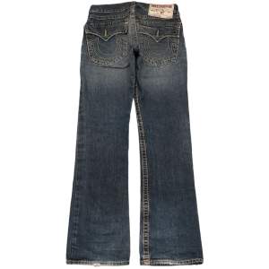 Något utsvängda True religion jeans i modellen Ricky big T. Storlek 32x34. Finns inga knappar på bakfickorna (syns på bild 3). Använd gärna köp nu!