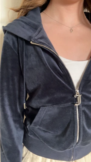 Juicy Couture kofta - Juicy kofta i färgen ”night sky”, säljer då jag har tröttnat på den💕 Det förekommer lite fläckar. Frakten är inkluderad.💗