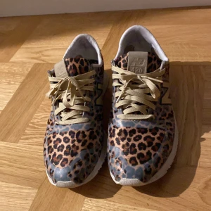 New Balance sneakers  - Leopard sneakers från New balance 420. Obetydligt använda. Så coola.  Köpta i USA för $110