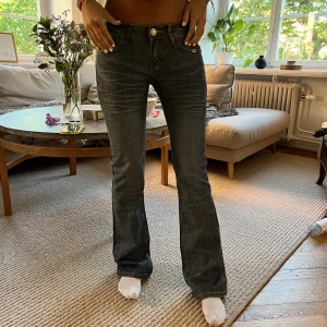 Jeans!  - Lågmidjade bootcut jeans i en grå/blå färg!! MIDJEMÅTT:76cm INNERBENSLÄNGDEN: 81cm 