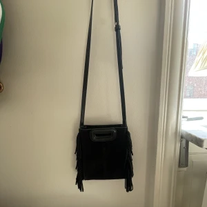 Maje väska - Jag säljer min fina maje väska. Den är svart och är i den lilla storleken. Ett till band tillkommer. Den är välomhändertagen Hoppas någon är intresserad!❤️💕nypris är ca 2800kr.