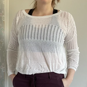 Samsoe genomskinlig vit tröja  - Långärmad mönstrad tröja. materialet är stretchigt så den kan uppfattas lite bred. Är överlag i bra skick men har lite skavanker. Inget som ser konstig ut eller syns. Perfekt till sommaren. 