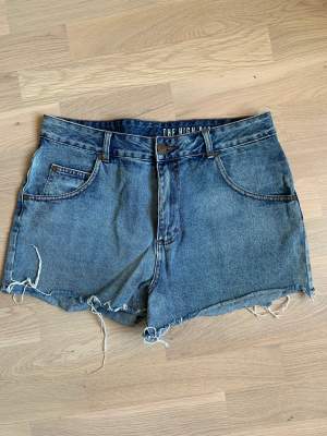 Säljer ett par jeansshorts som är köpta i Australien på Cotton On. Snyggt slitna!   Storlek 42 👖