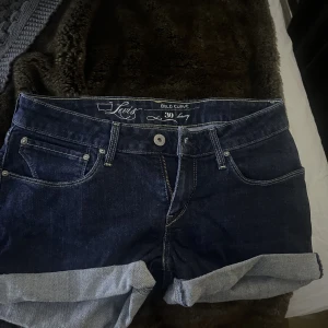 Snygga levis shorts  - Ett par snygga levis shorts som jag säljer då dom inte kommer till användning.