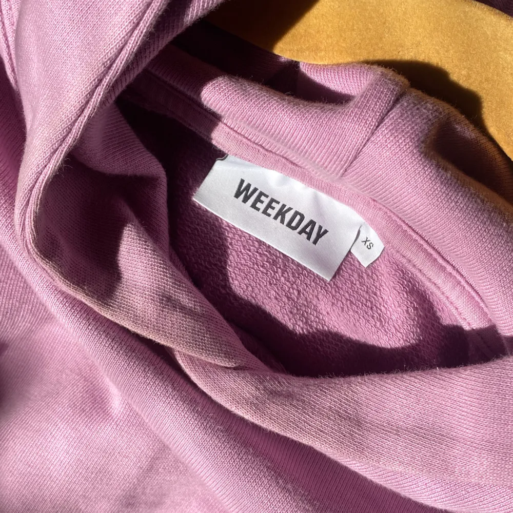 Superfin croppad hoodie från Weekday i Lila/rosa färg. Mittersta bilden stämmer bäst med färgen irl 🌸 säljer pga en min färg längre :’( . Hoodies.