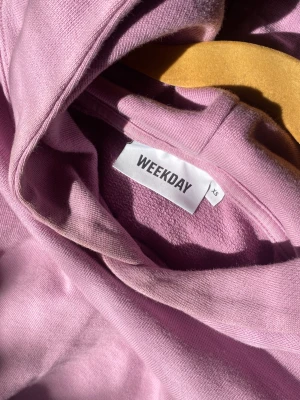 Lilarosa croppad hoodie från Weekday - Superfin croppad hoodie från Weekday i Lila/rosa färg. Mittersta bilden stämmer bäst med färgen irl 🌸 säljer pga en min färg längre :’( 