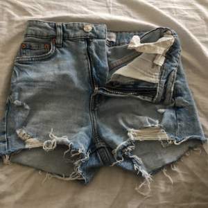 Säljer min jeansshorts från zara som jag bara har använt 2-3 gånger då jag råka köpa för liten storlek❤️ pris kan diskuteras 🙌🏽