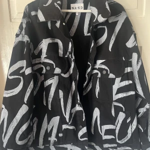 Svart Jeansjacka  - Säljer denna supersnygga jeansjackan då den tyvärr är för stor för mig. Aldig använd!! Den är Stl 36 men ganska oversized. Skulle säga att den passar oversized S till M. Pris kan diskuteras 💗💗💗