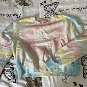 Färgglad tröja  - En färgglad tröja. Vet inte vilket märke för jag klippt bort lappen,kan skickas mot fraktkostnad eller mötas upp. Tröja är i använt skick men ändå som ny. Om du vill ha mer bilder kom privat. Kontakta mig via du är intresserad.❤️