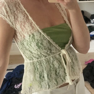 SÖT SPETSKOFTA storlek S - Säljer min supersöta spetskofta från märket RUTH mfl. Supersöt till sommaren🥹  Jag säljer den pågrund av att jag har en liknade som jag använder mer💖