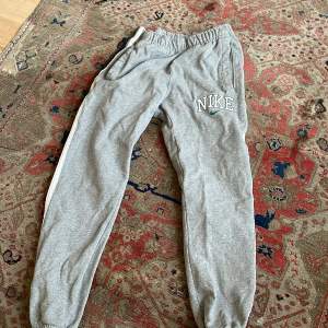 Säljer de här nike byxorna som jag köpte för ett halvår sen. Har använt de Max 10 gånger så ser nya ut. Passar perfekt på mig som är 173 men kan passa någon som är 163 också!