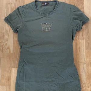 grön t-shirt - olivgrön t-shirt med tryck. också köpt secondhand förra året, kommer inte t användning mer heller. köp!! 