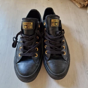 Converse 38 svart guld chuck taylor - Svarta converse med gulddetaljer. Knappt använda. 38//24,5 cm