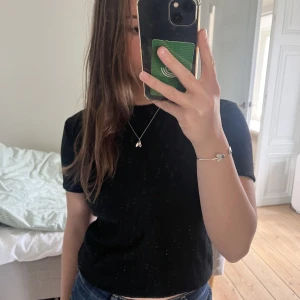 Stickad t-shirt - En vanlig svart stickad t-shirt från Zara i storlek S!💓