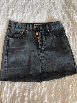 Kort Kjol - Svart kort kjol från Nelly