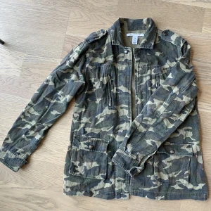 Camojacka  - Supersnygg kamouflagejacka till sommaren🥰 storlek 34 och sann till storleken! Säljer pga för liten för liten för mig nu 😋