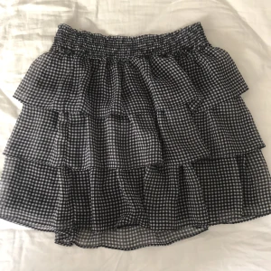 Volang kjol - Vit och svart rutig kjol från hm, super skön och perfekt till sommaren 🌻