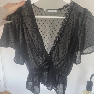 Zara topp - Säljer denna super fina zara toppen😍aldrig använd