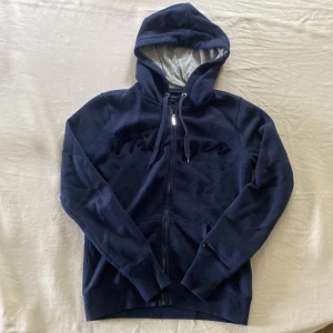 Tommy Hilfiger zipper - Tommy Hilfiger zipper. Marinblå. Strl Xs.