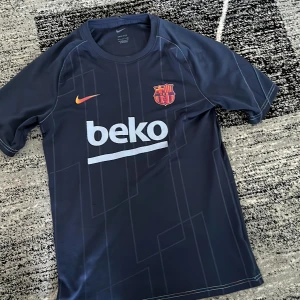 Barcelona t-shirt  - En äkta Barcelona tröja från Barcelona store. Storlek XS. Gällande frakten kan vi diskutera 