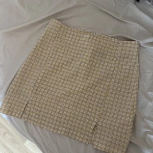 Kjol - Säljer denna rutiga kjol, storlek M passar S, bra skick knappt använd, säljer för 50kr + frakt🫶