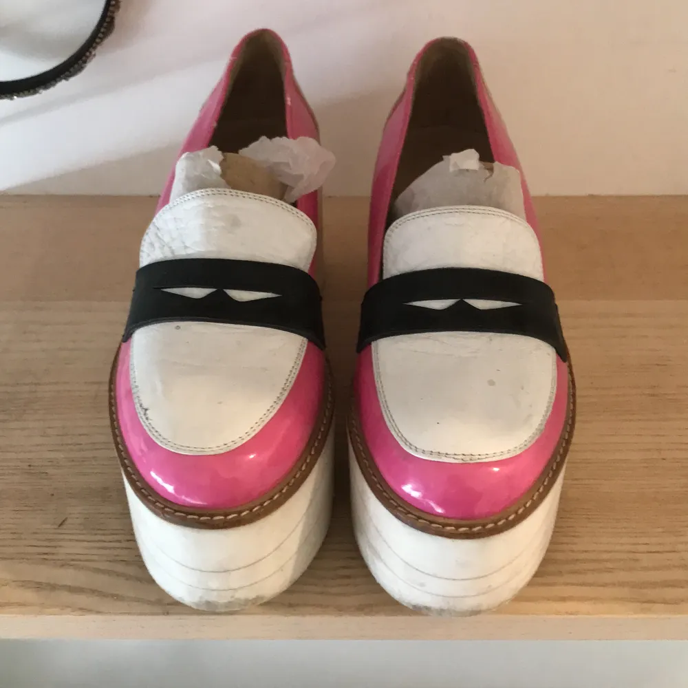 Väldigt fina skor från B&H SHOES De har använts men är i bra skick . Skor.