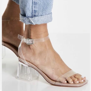 Hela nya genomskinliga klackskor (lapp kvar) - Snygga genomskinliga klackskor. Helt nya och användbara. Lapp kvar.  Ursprungligt pris: 459 kr