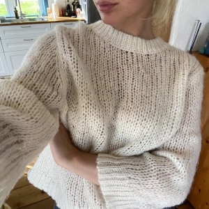 Stickad tröja - Cremevit stickad tröja från märket Selected Femme. Storlek M men liten i storleken. Fint skick