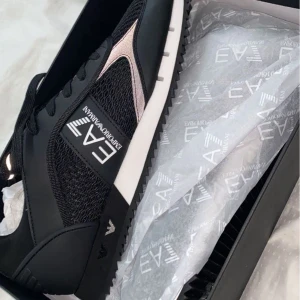 Ea7 skor - Ett helt par nya och oanvända sneakers ifrån armani, köpta från asos. Kvittot på att skorna är äkta får du på mailen. Pris går och diskuteras🥰