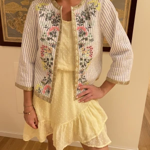 Gul volangklänning - Super söt volangklänning. Passar storlek XS/S.