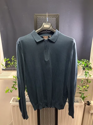 Oscar Jacobson Sweatshirt - Oscar Jacobson Sweatshirt.  i väldigt bra skick cond 8/10 Storlek M jag är 185 cm x 70 kg och den sitter perfekt på mig
