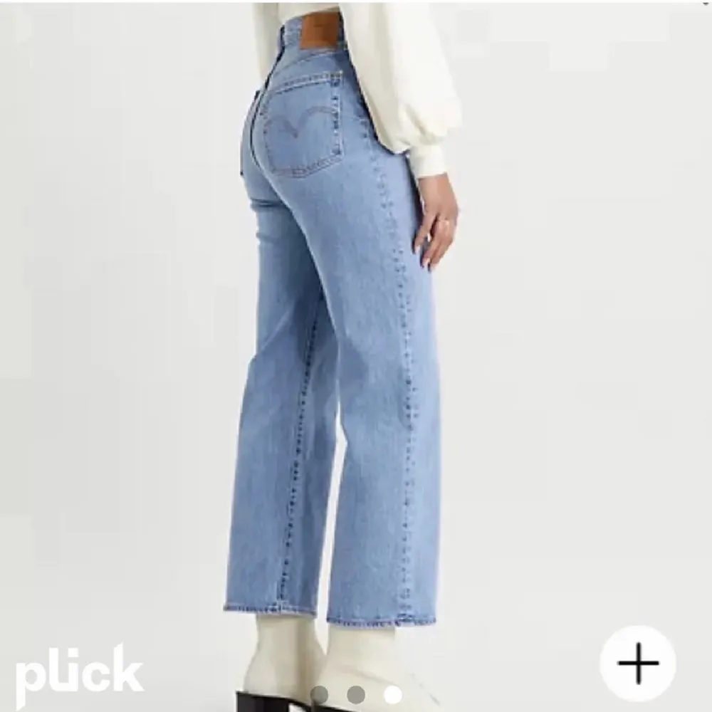 Fina blå jeans från levis i väldigt bra skick. 🤩🤩De är i modellen ribcage ankeljeans med raka ben. Jag har de i storlek w 23 vet dock inte vad längden är men på mig  som är 1,55m har de gått hela vägen ner. Nypris: 1200kr. Jeans & Byxor.