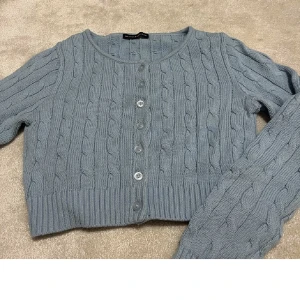 Kofta - Blå kofta från brandy Melville, endast använd en gång. Den är i one size men passar xs-s