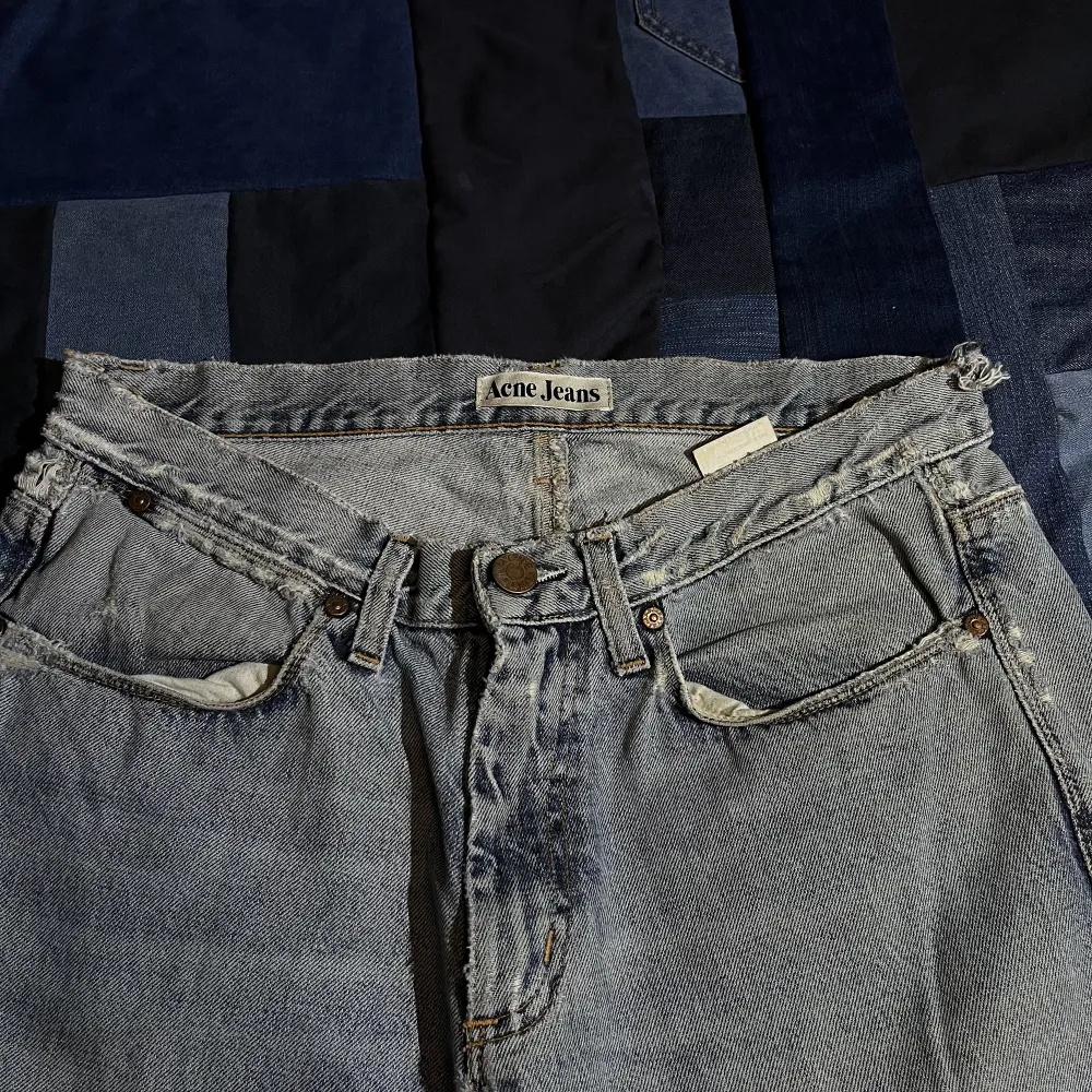 Knappt använda som bara samlar damm, otorligt snygg/minimalistisk distress på jeansen. Midja 30 total längd 96cm/32 benöppninglängd 19 cm. Dm vid frågor  . Jeans & Byxor.