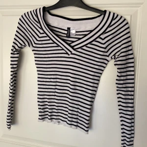 Randig tröja  - Den är lite off shoulder