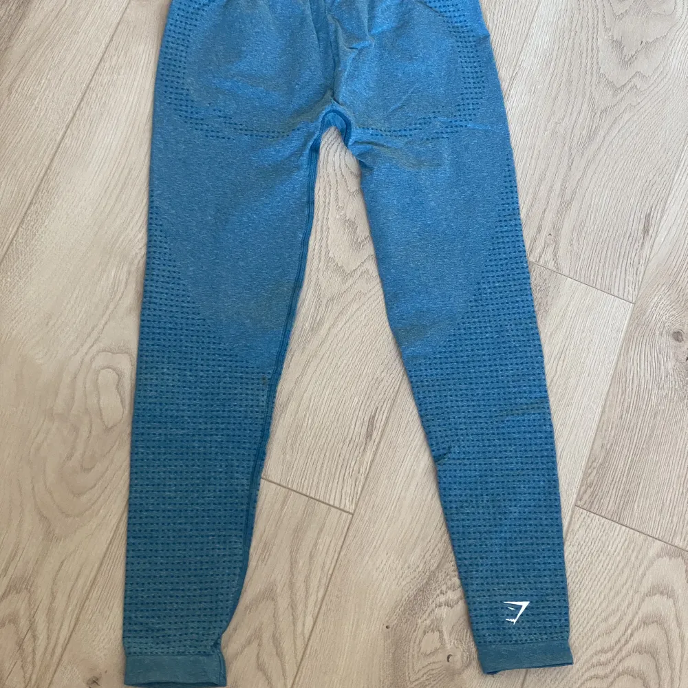 Vital seamless 2.0 leggings från Gymshark i färgen Tahoe Teal Marl. Säljer då de ej kommer till användning. Jag köpte för 550kr och säljer för 150kr skriv för frågor💓 . Jeans & Byxor.