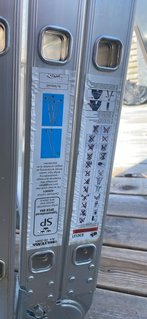 Aluminium stege - Aluminium stege i nyskick. Endast använd ett fåtal gånger. Väldigt stabil och säker. Går att göra längre. 