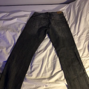 Straight Grå Jeans - Ett par snygga mörkgrå jeans från Weekday, knappt använda och köpta för ca 4 månader sedan. Sitter som en 30-31 i midjan. Passar inte riktigt mig så får bli o sälja dem! Vid frågor, skicka ett meddelande!