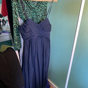 BALKLÄNNING  - Snygg och fin balklänning! I bra skick men lite smutsig men inget som en tvätt inte tar bort!