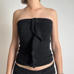 Tubtopp - storlek: passar S och XS. stretchigt tyg. möts i stockholm eller fraktar. man köper genom att meddela mig först !