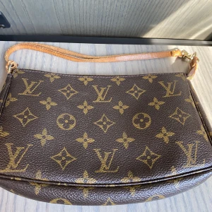 Brun canvas louis vuitton pochette väska  - Intressekoll på min lv, väskan saknar dragkejda men de går fortfarande bra att stänga. Köpt begagnad på the vintege bar.🥰