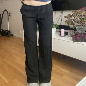 Linnebyxor  - Svarta linnebyxor från HM som är slutsålda!