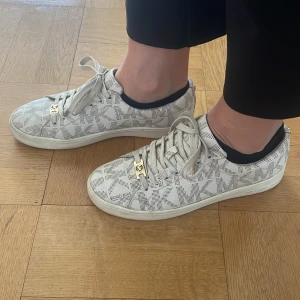 Michel kors skor - Säljer mina gamla MK skor. Storlek 38. Nästan oanvända. Är lite använda längst sulan. NYPRIS 1500kr