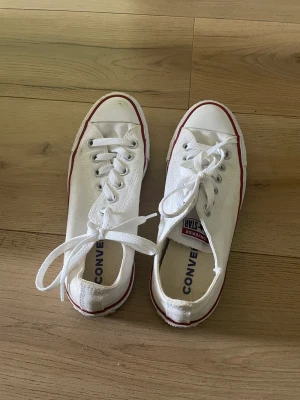 Converse - Converse i storlek 37, använda enstaka gånger . Har några små fläckar men inget märkvärdigt. Fint skick! 